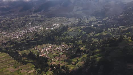 Reveladora-Toma-De-Drones-Del-Pico-Nevado-De-Huascarán-Cubierto-De-Nubes-Junto-A-Un-Enorme-Valle-Verde-En-Los-Andes-De-Perú