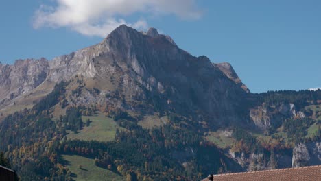 Hermoso-Paisaje-Montañoso-En-Un-Día-Soleado-En-Engelberg,-Suiza