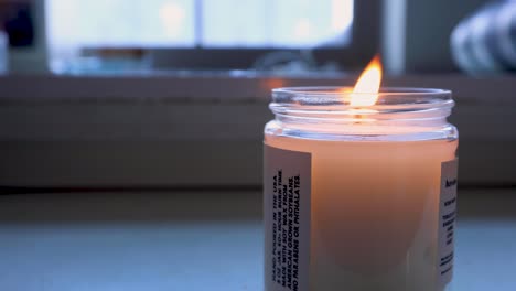 Kerze-Brennt-Auf-Einem-Schreibtisch-In-Einer-Wohnung,-Sehr-Entspannend-4k