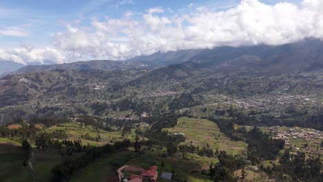 Toma-De-Drones-De-Casas-Y-árboles-En-Las-Verdes-Colinas-Y-Valles-De-Los-Andes-Peruanos