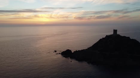 Während-Des-Sonnenuntergangs-Auf-Korsika-Um-Den-Wachturm-Kreisen