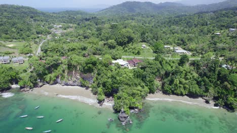 Increíble-Vista-Descendente-De-Drones-De-Una-Cueva-Formada-Naturalmente-En-La-Costa-De-Una-Playa-Increíble-En-Las-Islas-Caribeñas-De-Trinidad-Y-Tobago