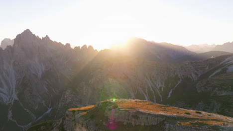 Sonnenbeschienene-Südtiroler-Tre-Cime-Berge-Luftaufnahme,-Die-Extreme-Berggeländegipfel-Enthüllt