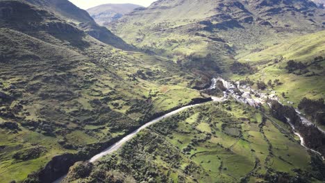 Drohnenaufnahme-Eines-Autos-Auf-Einer-Straße-Inmitten-Grüner-Felsiger-Berge-In-Einem-Tal-In-Huaraz-Peru