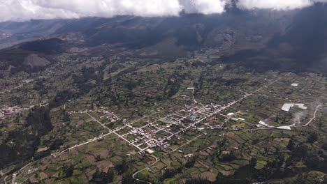 Aufschlussreiche-Drohnenaufnahme-Eines-Weiten-Grünen-Tals-Und-Dicker-Wolken-Neben-Bergen-Im-Hochland-Der-Peruanischen-Anden