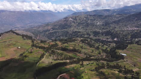 Wunderschöne-Drohnenaufnahme-Der-Riesigen-Grünen-Hügel-Und-Täler-Im-Hochland-In-Ancash-Peru