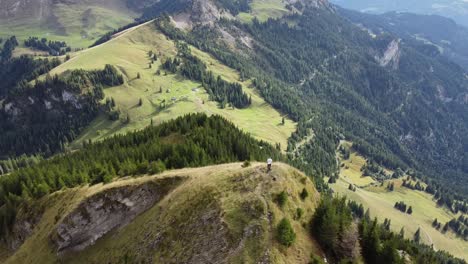 Paseo-Por-La-Cuerda-Floja-En-Suiza-Cerca-Del-Lago-De-Lungern