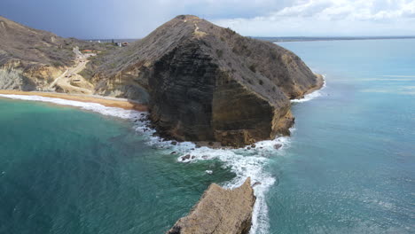 Luftbild-Blick-Auf-Die-Schöne-Bunte-Riesige-Klippe-Mit-Dem-Meer-Und-Den-Wellen,-Karibische-Küste