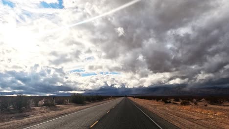 Nubes-Oscuras-Sobre-El-Desierto-De-Mojave-Durante-Un-Viaje-De-Un-Día-Desde-El-Punto-De-Vista-Del-Conductor