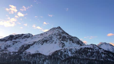 Snowy-mountain-timelapse-in-the-morning