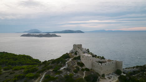 Castillo-Kritinia-En-La-Cima-De-Una-Colina-Con-Vistas-Al-Mar-Egeo