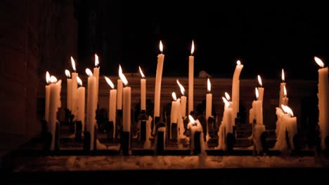Brennende-Kerzen-Auf-Einem-Votivkerzenständer-In-Der-Kirche