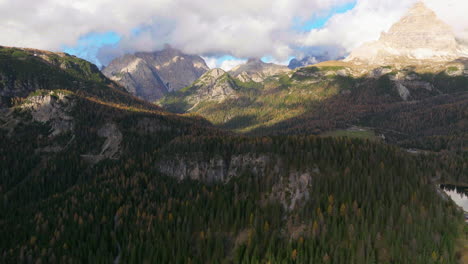 Idílico-Paisaje-Boscoso-Del-Sur-Del-Tirol-Con-Vistas-Panorámicas-A-La-Majestuosa-Cordillera-De-Tre-Cime-En-El-Horizonte