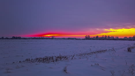 Rot-Gefärbter-Himmel-Während-Der-Sonnenuntergangszeit-Während-Des-Kalten-Wintertages-Auf-Dem-Bauernhoffeld---Zeitrafferaufnahme