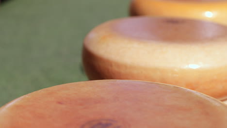 Closeup-Of-Gouda-Cheese-Wheels-At-The-Gouda-Market-In-The-Netherlands