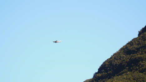 Leichtflugzeug-Gegen-Blauen-Himmel-Und-Fjordklippen-Im-Milford-Sound,-Neuseeland