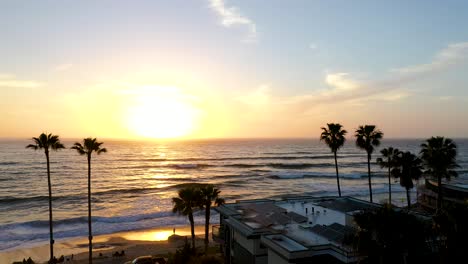 Luftaufnahme-Bei-Sonnenuntergang-Mit-Blick-Auf-Den-Strand-Von-San-Diego