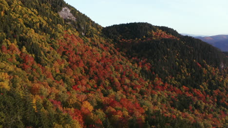 Luftflug-Von-Herbstlaub-über-Lebhafte-Flecken-Roter-Bäume-In-Evans-Notch,-Gelegen-In-Den-Weißen-Bergen-Von-Maine