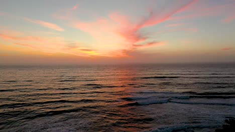 Sonnenuntergang-Luftbild-Von-Wellen,-Die-Am-Schönen-Strand-In-San-Diego,-Kalifornien,-Zusammenbrechen
