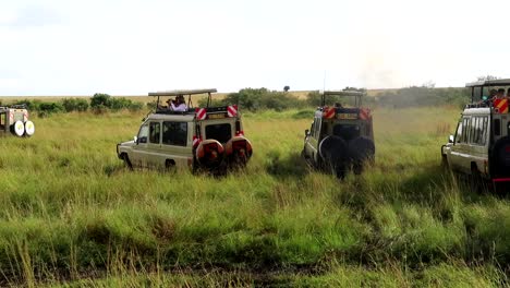 4x4-Car-stucked-in-the-mud-and-safari-tourists-in-cars
