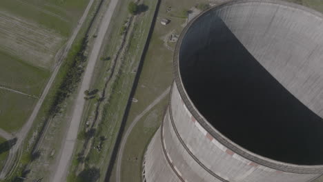 Luftaufnahmen-Von-Oben-Nach-Unten-Des-Wärmekraftwerks-Mtkvari-In-Georgia-Während-Eines-Sonnigen-Tages