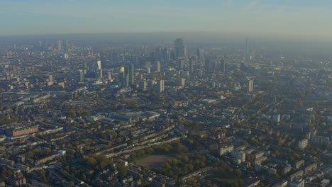 High-Dolly-Back-Luftaufnahme-Der-City-Of-London