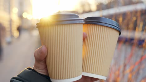 Genießen-Sie-Den-Gemeinsamen-Morgenkaffee-In-Einer-Geschäftigen-Stadt-Auf-Reisen
