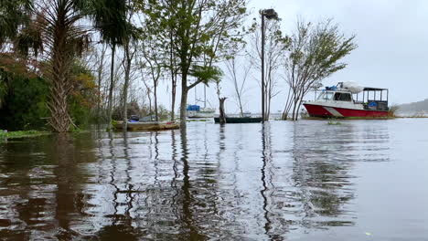 Blick-Auf-Den-Wasserspiegel-Des-Tauchboots,-Das-Von-Hurrikan-Überschwemmungen-In-Florida-Zerstört-Wurde