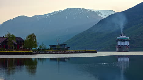 Zeitraffer-Eines-Luxuskreuzfahrtschiffs,-Das-Am-Fjord-Segelt-Und-Seinen-Hafen-In-Flam,-Norwegen,-Erreicht