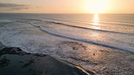 Luftaufnahme-Eines-Wunderschönen-Felsigen-Strandes-Bei-Sonnenuntergang