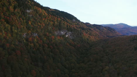 Luftflug-Während-Der-Herbstlaubsaison-In-Evans-Notch-In-Den-White-Mountains-Von-Maine