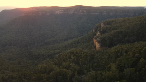 Drohne-Schoss-Ansicht-Der-Natürlichen-Landschaftsattraktion-Der-Berge,-Sydney,-Australien