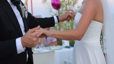 Mann-Und-Frau-Tanzen-Zusammen-Auf-Ihrer-Hochzeit,-Nachdem-Sie-Kürzlich-Geheiratet-Haben