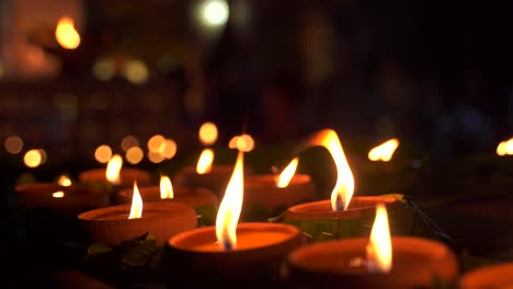 Close-up-rotating-view-of-lit-candles-at-night