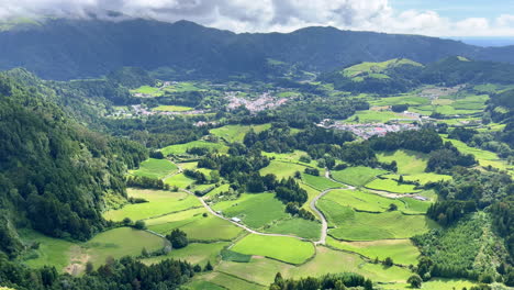 Hermosa-Vista-Del-Valle-De-Furnas-Y-Campos-Para-La-Agricultura-En-Azores