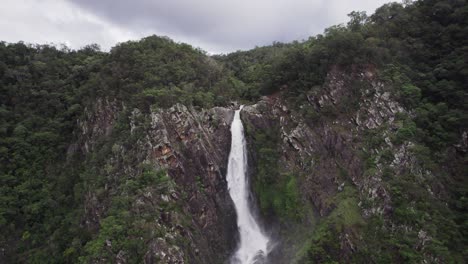 Qld-wasserfall-Windet-Sich,-Ein-Wunderschön-Versteckter-Wasserfall-6-Km-Wanderungen-Mit-Einer-Sehr-Beeindruckenden-Aussicht