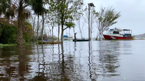 Verlassene-Boote,-Die-Auf-Dem-Parkplatz-Vor-Hurrikan-Sturmflutwasser-Sitzen