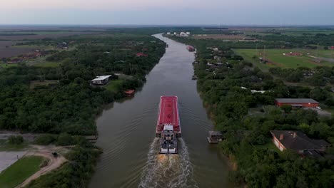 Luftvideo-Eines-Tankschiffs,-Das-Durch-Einen-Fluss-Im-Tiefen-Süden-Von-Texas-Navigiert