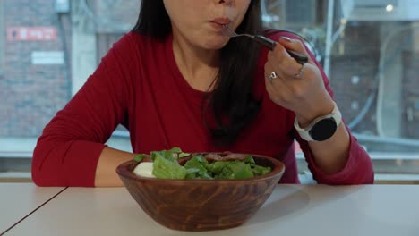 Zugeschnittenes-Porträt-Einer-Asiatischen-Frau,-Die-Nahrhaften-Salat-In-Einer-Schüssel-Isst