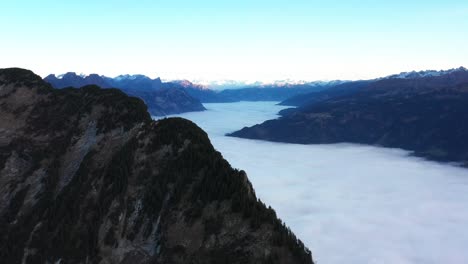 Aufschlussreiche-Aufnahme-Einer-Dichten-Wolkenschicht-Im-Leistcham-bergtal