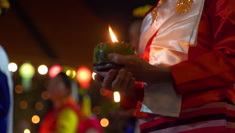 Nahaufnahme-Von-Weiblichen-Händen,-Die-Nachts-Die-Traditionelle-Kerze-Des-Yi-Peng-Festivals-Halten