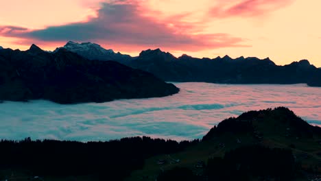 Slow-Dolly-Zeitraffer-Des-Pulsierenden-Sonnenuntergangs,-Der-über-Der-Nebelbedeckten-Bergkette-In-Den-Schweizer-Alpen-Scheint