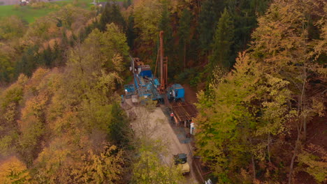 Bohrvorgang-Für-Natürliche-Elemente-Im-Schweizer-Herbstwald-30fps-4k