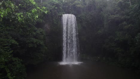 Schöner-Wasserfall-Fnq-Namens-Milla-Milla-Falls,