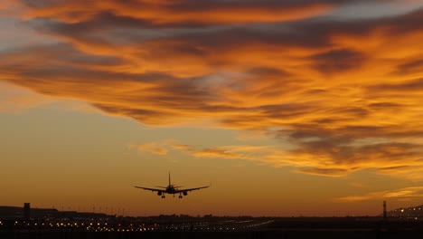 Silhouette-Eines-Kommerziellen-Jets,-Der-Während-Des-Dramatischen-Sonnenuntergangs-Am-Flughafen-Landet