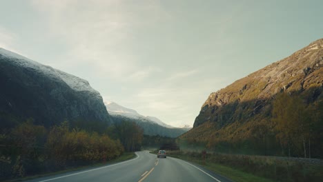 Fahren-Auf-Norwegischen-Straßen-Mit-Wunderschöner-Berglandschaft