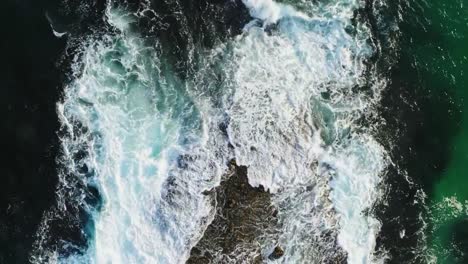 Luftaufnahme-Von-Meereswellen,-Die-Gegen-Eine-Natürliche-Felsformation-Prallen