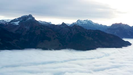 Toma-Panorámica-Que-Muestra-La-Densa-Niebla-En-El-Valle-De-Los-Alpes-Suizos