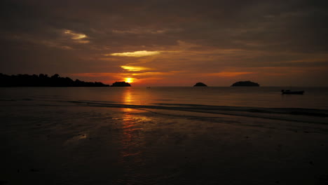 Sonnenuntergang-In-Thailand,-Mit-Fischkutter-Und-Roter-Sonne-Im-Hintergrund