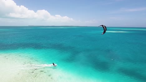 Männer-Kitesurfen-Flaches-Meerwasser-Um-Sandbank-Mit-Boot,-Los-Roques-Venezuela